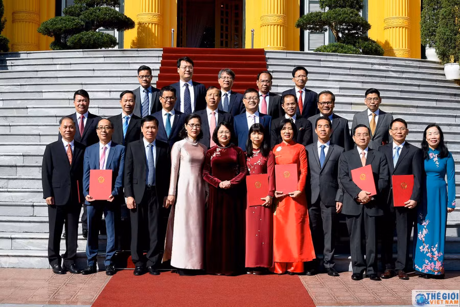 Phó Chủ tịch nước Đặng Thị Ngọc Thịnh chụp ảnh lưu niệm với các Đại sứ.