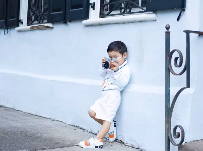 “Quý tử triệu đô” nhà Đan Trường: Catwalk, tạo dáng như mẫu nhí chuyên nghiệp, chuẩn bị về Việt Nam giới thiệu công ty riêng ảnh 2