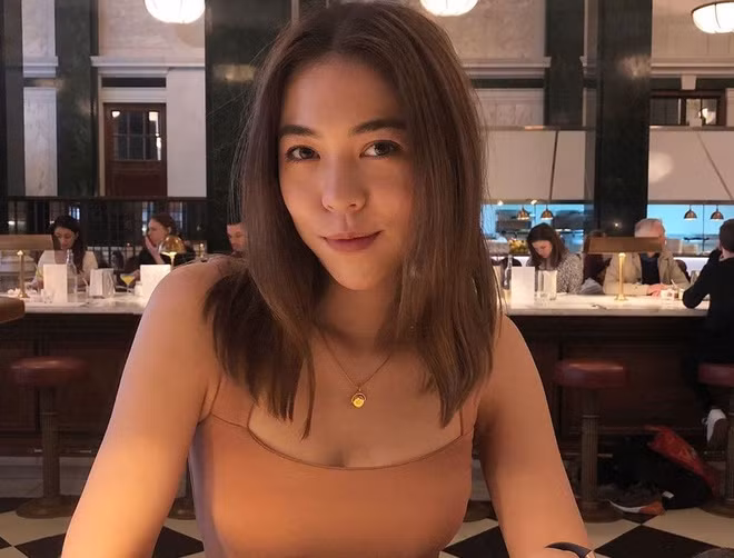 Pimpisa Chirathivat(sinh năm 1992) - con gái cả của chủ tịch Tập đoàn Khách sạn & Resort Centara – một nhánh kinh doanh của đế chế Central Group, tập đoàn giàu có bậc nhất Thái Lan, được nhiều người quan tâm nhờ xuất thân "khủng" và ngoại hình xinh đẹp. Pimpisa tốt nghiệp khoa Thiết kế Nội thất của Đại học Chulalongkorn. Ai nu Huawei va cac tieu thu gia the giau co noi tieng the gioi hinh anh 5