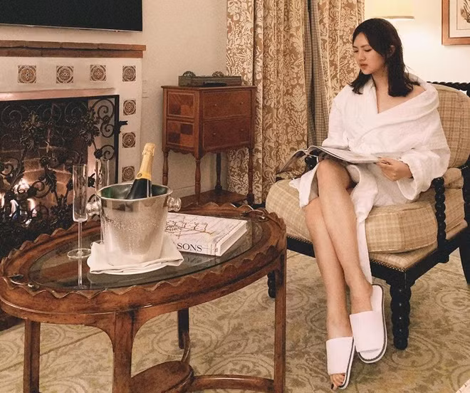 Annabel Yao sở hữu gương mặt xinh xắn tự nhiên và vóc dáng cân đối. Trên Instagram cá nhân, cô thường xuyên khoe hình ảnh về cuộc sống hàng ngày. Giống nhiều cô gái xuất thân giàu có khác, Yao có niềm đam mê đặc biệt với đồ hiệu và du lịch. Chia sẻ về dự định tương lai, 9X cho biết: "Tôi sẽ cố gắng tích hợp những kiến thức về công nghệ của mình vào công việc. Tôi không nghĩ mình sẽ trở thành kỹ sư phần mềm, có lẽ tôi sẽ làm quản lý nhiều hơn. Tôi thích xây dựng những mối quan hệ kết nối". Ai nu Huawei va cac tieu thu gia the giau co noi tieng the gioi hinh anh 4