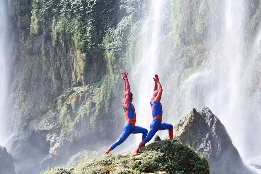 Đôi vợ chồng Cosplay người nhện dắt nhau lên thác Bản Giốc tập Yoga: thế giới của những người yêu nhau thật khó hiểu