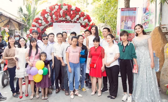 Hoa hậu Tiểu Vy chúc phúc cho 100 cặp đôi
khuyết tật.