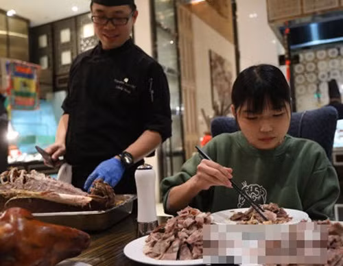 Ăn hết cả con cừu chỉ trong 1 bữa ăn, cô gái bị nhà hàng buffet cho vào danh sách đen vĩnh viễn - Ảnh 2.