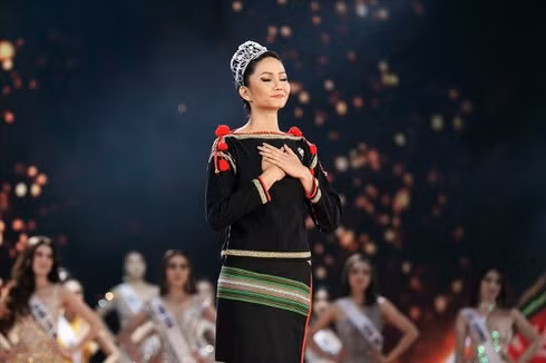H"Hen Niê và bữa cơm đạm bạc sau 1 ngày hết nhiệm kỳ Hoa hậu Hoàn vũ Việt Nam ảnh 3 H"Hen Niê và bữa cơm đạm bạc sau 1 ngày hết nhiệm kỳ Hoa hậu Hoàn vũ Việt Nam ảnh 3