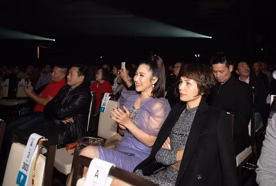 Một số hình ảnh của Hương Tràm trong liveshow của đàn chị Lệ Quyên. 