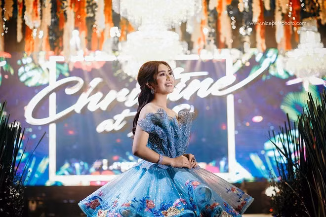 Christine Lim(sinh năm 2001) được nhiều người chú ý khi sinh ra trong gia đình giàu có nổi tiếng Phillippines. Mới đây, Christine Lim khiến dân mạng xôn xao với buổi tiệc sinh nhật tròn 18 tuổi được chuẩn bị trước 2 năm với sự chung tay của 6 nhà thiết kế thời trang, 2 thợ trang điểm và làm tóc nổi tiếng, 1 nhà trang trí bánh kem chuyên nghiệp. Ai nu Huawei va cac tieu thu gia the giau co noi tieng the gioi hinh anh 8