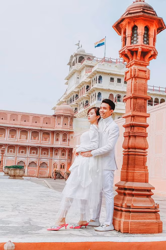 Vợ chồng Minh Nhựa gây "sốt" với bộ ảnh cưới chụp tận Ấn Độ, nhưng một thứ trong ảnh hơi "sai sai" ảnh 3 Vợ chồng Minh Nhựa lại gây sốt với bộ ảnh cưới chụp tận Ấn Độ, nhưng nhìn kỹ thì thấy một thứ hơi sai sai ảnh 3