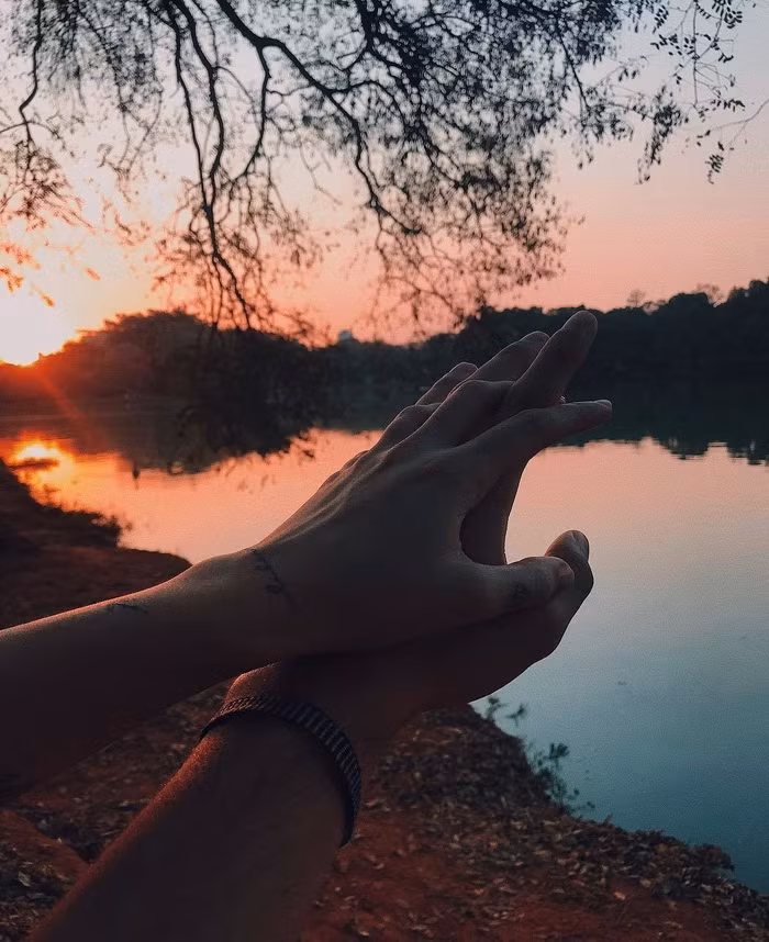 Loạt ý tưởng chụp ảnh đôi khiến dân FA “phát hờn” giữa lúc gió đông về ảnh 6 Loạt ý tưởng chụp ảnh đôi khiến dân FA phát hờn vì ghen tỵ giữa lúc gió đông đang về