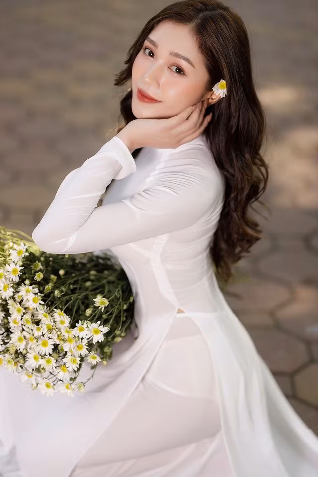 Nữ MC thể thao quyến rũ trong tà áo dài, cuốn hút người đối diện - 7