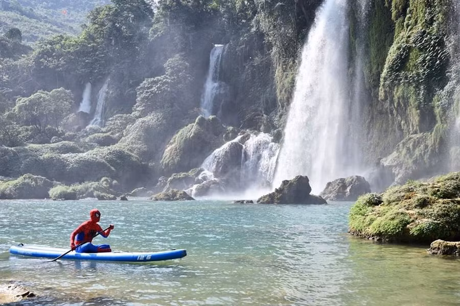 Đôi vợ chồng Cosplay người nhện dắt nhau lên thác Bản Giốc tập Yoga: thế giới của những người yêu nhau thật khó hiểu