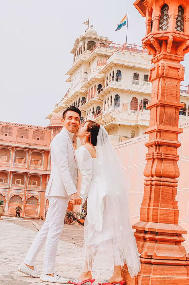 Vợ chồng Minh Nhựa gây "sốt" với bộ ảnh cưới chụp tận Ấn Độ, nhưng một thứ trong ảnh hơi "sai sai" ảnh 4 Đôi guốc có phần