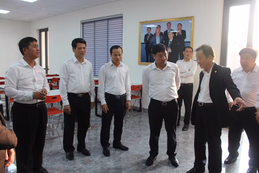 Lãnh đạo tỉnh Bắc Giang và ông Đỗ Quang Hiển - Chủ tịch Ủy ban Chiến lược Tập đoàn T&amp;T Group, thăm cơ sở vật chất của Trung tâm đào tạo bóng đá trẻ Bắc Giang.