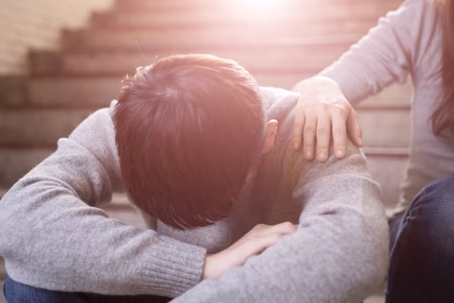 Chỉ cần nhắc nhở họ rằng bạn là người mà họ có thể dựa vào, bấy nhiêu đó thôi cũng khiến họ cảm thấy bạn là cả thế giới. (Ảnh: ITN).