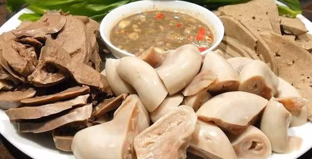 Món lòng thơm ngon giòn hơn khi được nhúng quá nước sôi để nguội và cốt chanh