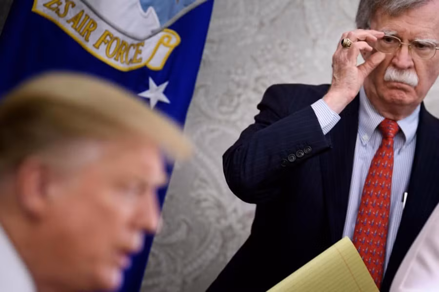 Cựu cố vấn an ninh quốc gia John Bolton (phải), người vừa từ chức vì bất đồng quan điểm với Donald Trump, trong đó có chính sách mềm yếu với Iran. Ảnh: AFP Cựu cố vấn an ninh quốc gia John Bolton (phải), người vừa từ chức vì bất đồng quan điểm với Donald Trump, trong đó có chính sách mềm yếu với Iran. Ảnh: AFP
