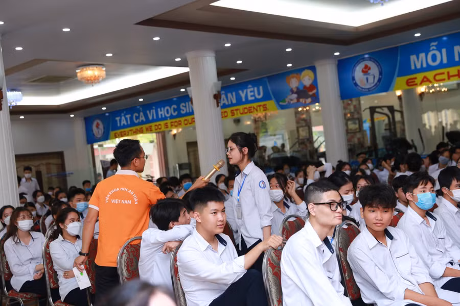 Các em học sinh được trả lời câu hỏi giao lưu trực tiếp với chuyên gia về chống bạo lực học đường.