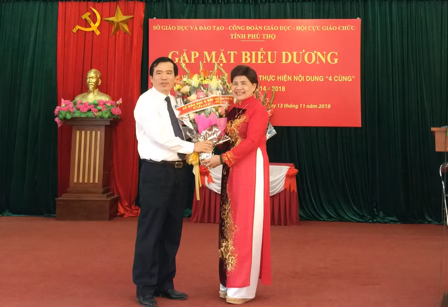 Giám đốc Sở GD&ĐT Phú Thọ Nguyễn Minh Tường tặng hoa chúc mừng Hội Cựu giáo chức