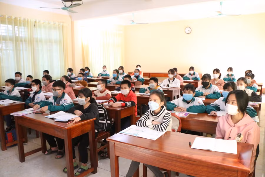 Học sinh thực hiện đeo khẩu trang và ngồi giãn cách ngay trong lớp học.