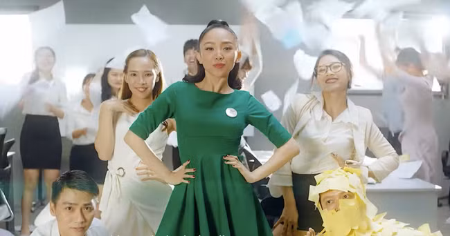 Tóc Tiên ăn mặc thường thường, làm gái công sở ngoan hiền vẫn đẹp khí chất - Ảnh 7. Tóc Tiên ăn mặc thường thường, làm gái công sở ngoan hiền vẫn đẹp khí chất - Ảnh 7.