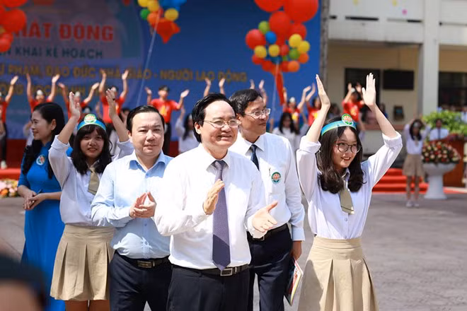 Bộ trưởng Phùng Xuân Nhạ và các đại biểu tại Lễ phát động “Triển khai Kế hoạch nâng cao năng lực ứng xử sư phạm, đạo đức nhà giáo vì một trường học hạnh phúc” (Ảnh: PHC) Bộ trưởng Phùng Xuân Nhạ và các đại biểu tại Lễ phát động “Triển khai Kế hoạch nâng cao năng lực ứng xử sư phạm, đạo đức nhà giáo vì một trường học hạnh phúc” (Ảnh: PHC)