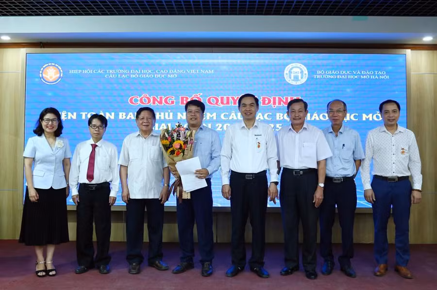 Tiến sĩ Lê Nguyễn Quốc Khang, Phó Hiệu trưởng Trường ĐH Mở TP.HCM nhận quyết định Chủ nhiệm CLB Giáo dục mở Việt Nam.