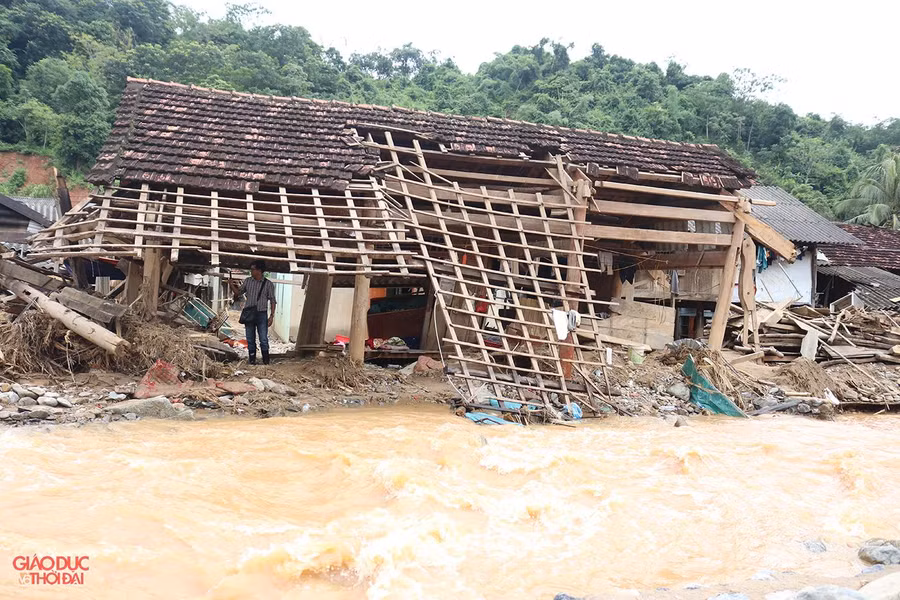 Bản Hòa Sơn, xã Tà Cạ, huyện Kỳ Sơn tan hoang sau lũ. Bản Hòa Sơn, xã Tà Cạ, huyện Kỳ Sơn tan hoang sau lũ.