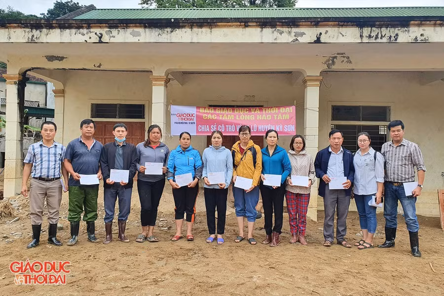 Lãnh đạo Văn phòng Báo Giáo dục và Thời đại khu vực miền Trung - Tây Nguyên trao quà hỗ trợ cho các giáo viên huyện Kỳ Sơn bị thiệt hại nặng do mưa lũ.