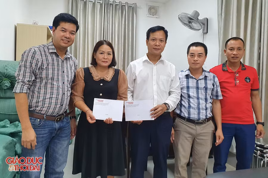 Văn phòng Báo Giáo dục và Thời đại khu vực miền Trung - Tây Nguyên trao quà cho 2 giáo viên Trường THPT Kỳ Sơn bị thiệt hại nhà cửa do mưa lũ.