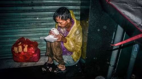 Người đàn ông vô gia cư lạc lõng trong đêm mưa bão đổ bộ Sài Gòn khiến dân mạng nghẹn ngào - Ảnh 3