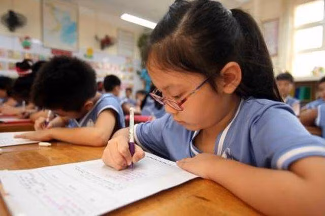  Trẻ ngồi học không đúng tư thế cũng là nguyên nhân lớn dẫn đến vẹo cột sống. 