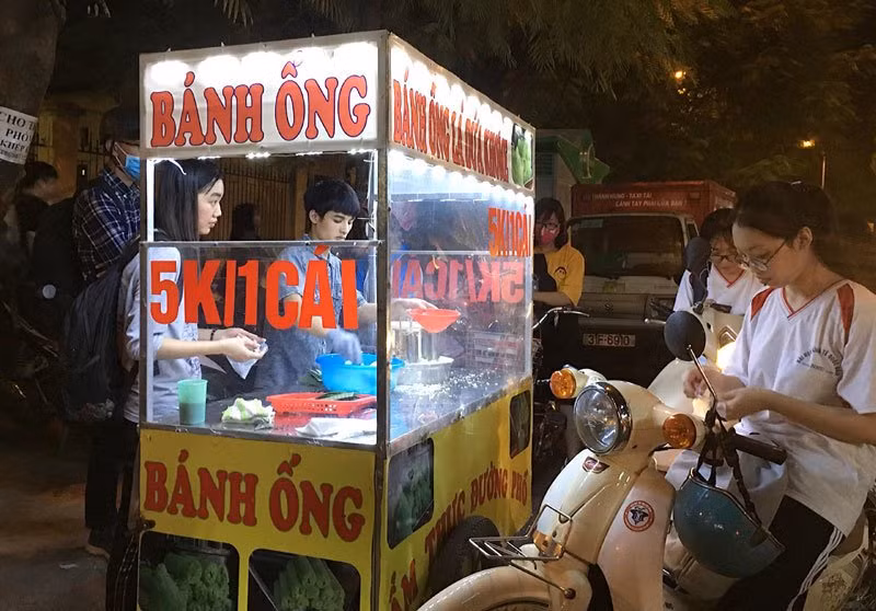Sinh viên, dân công sở khá thích thú với loại bánh này. Bán bánh lạ bọc ống inox: Bám vỉa hè Hà Nội, chàng trai thu 70 triệu/tháng