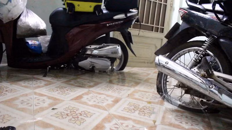 Nước trong phòng ngập nửa bánh xe. Nước ngấm vào căn hộ tầng 33, hoa hậu trắng đêm lau dọn