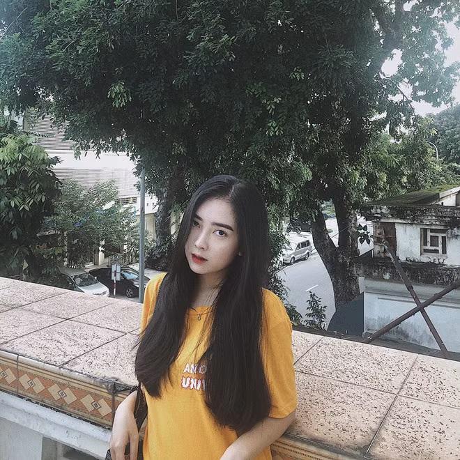 Lộ hình ảnh Hà Đức Chinh diện áo đôi, nắm tay một cô gái trên phố - Ảnh 10.