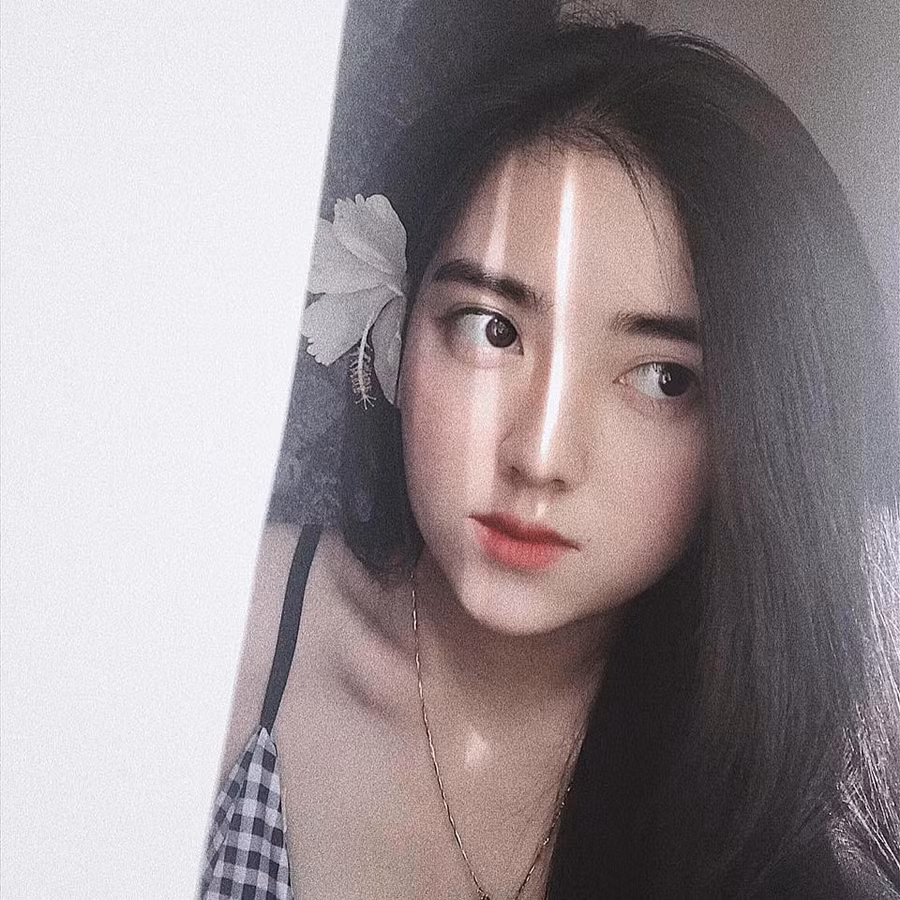 Lộ hình ảnh Hà Đức Chinh diện áo đôi, nắm tay một cô gái trên phố - Ảnh 8.