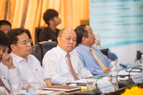 TS Đoàn Đức Lân (giữa) tại một buổi Hội thảo