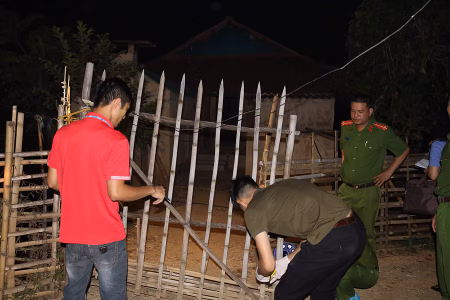 Cơ quan CSĐT Công an huyện Tuần Giáo khám nghiệm hiện trường xảy ra vụ án.