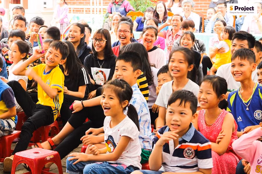 HS hào hứng với buổi học về giới do Song Trà thuyết trình. Ảnh: T.G. HS hào hứng với buổi học về giới do Song Trà thuyết trình. Ảnh: T.G.