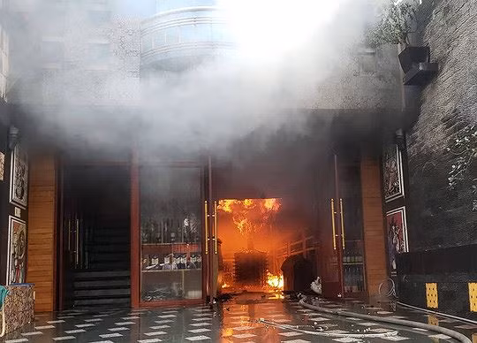 Hiện trường vụ cháy khách sạn ở Hải Phòng - ảnh 1