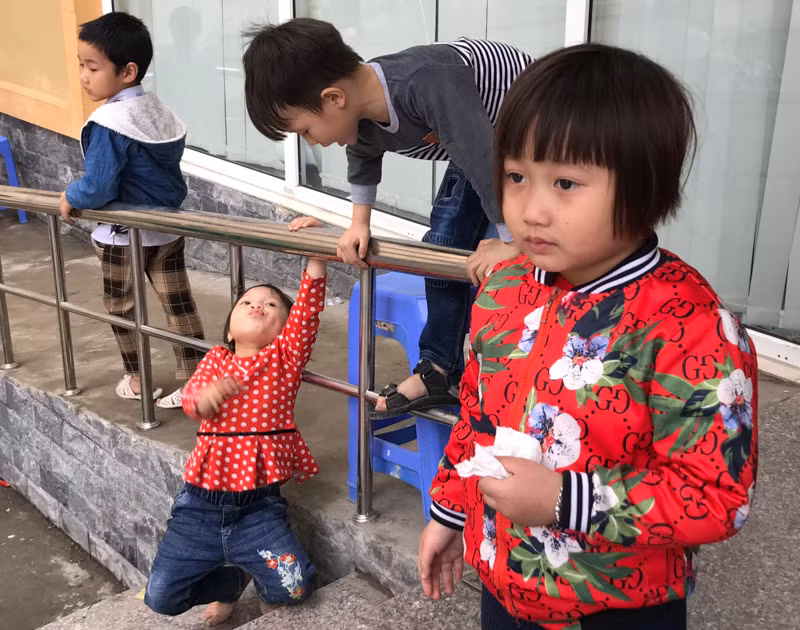Trẻ nhỏ vẫn vô tư chơi đùa trái ngược với sự lo lắng của phụ huynh.