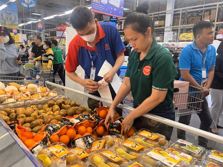 Việc tiếp tục giảm 2% thuế VAT trong 6 tháng cuối năm sẽ góp phần kích thích sự phục hồi và tăng trưởng của nền kinh tế. Ảnh: Phương Uyên Việc tiếp tục giảm 2% thuế VAT trong 6 tháng cuối năm sẽ góp phần kích thích sự phục hồi và tăng trưởng của nền kinh tế. Ảnh: Phương Uyên