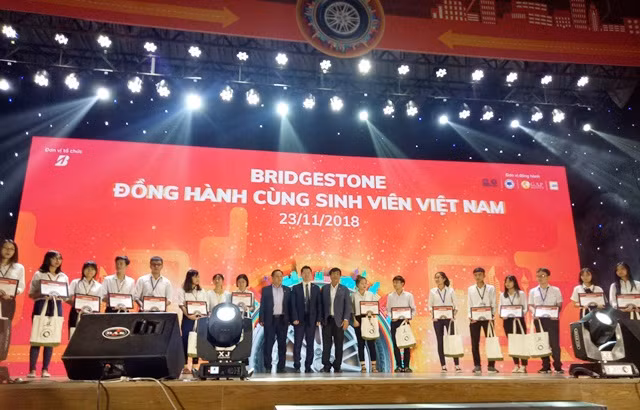 Các dự án được trao giải tại đêm chung kết chụp hình kỉ niệm với Ban tổ chức cuộc thi