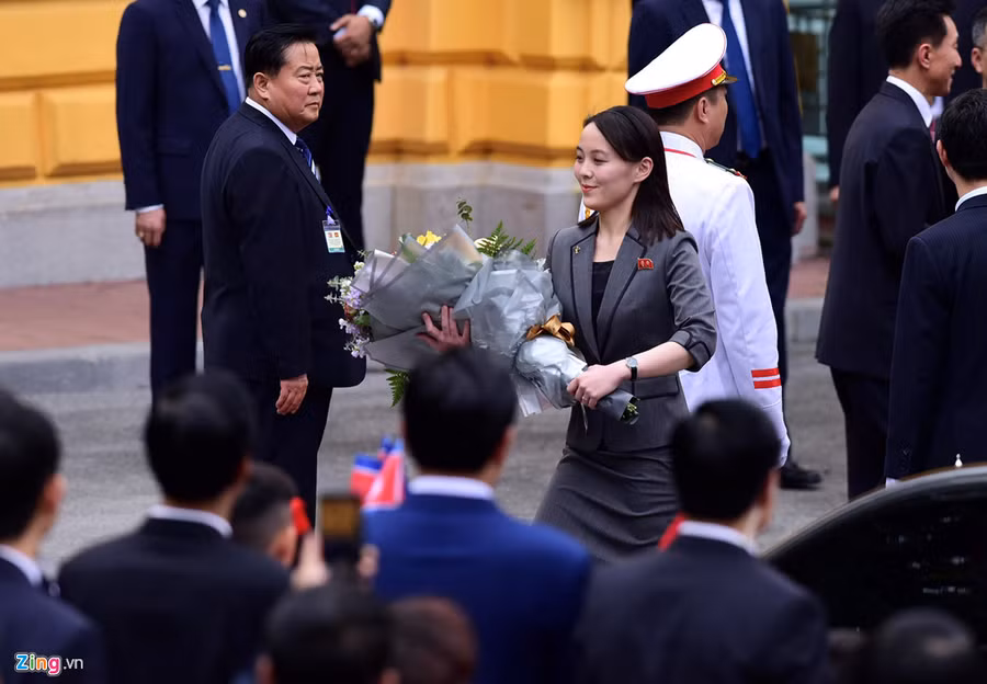 Kim Yo Jong, em gái xinh đẹp của lãnh đạo Triều Tiên Kim Jong Un, cũng đi theo anh trai trong các chuyến thăm các nhà lãnh đạo Việt Nam. Trong ảnh, cô đang cầm bó hoa được tặng cho Chủ tịch Triều Tiên Kim Jong Un. Ảnh:Thuận Khánh. Em gai lanh dao Kim Jong Un noi bat trong chuyen tham tai Ha Noi hinh anh 1