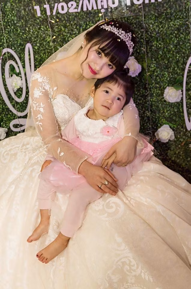 9X nhan nuoi be bai nao o Lao Cai: Nhin con rot nuoc mat khong nhan ra hinh anh 2