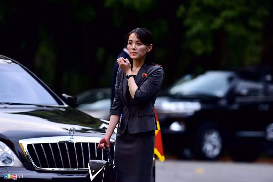 Như mọi lần, cô xuất hiện với một nét duyên dáng và bí hiểm, với mái tóc luôn chải gọn sang một bên. Ảnh:Thuận Khánh. Em gai lanh dao Kim Jong Un noi bat trong chuyen tham tai Ha Noi hinh anh 2