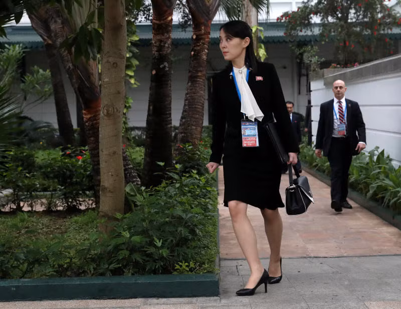Kim Yo Jong trong vườn khách sạn Metropole khi hội nghị thượng đỉnh đang diễn ra ngày 28/2. TheoAFP,khi hai lãnh đạoMỹ- Triều Tiên đang đi dạo cùng nhau trong vườn, cô đã cố gắng tránh ống kính phóng viên bằng cách đứng sau một cái cây. Tại hội nghị thượng đỉnh liên Triều tháng 4/2018, cô cũng tránh hẳn sang một bên thảm đỏ khi nhận ra mình đang lấy mất sự chú ý dành cho anh trai. Ảnh:Reuters. Em gai lanh dao Kim Jong Un noi bat trong chuyen tham tai Ha Noi hinh anh 7