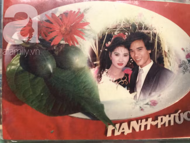 Cặp đôi cô dâu chú rể và đám cưới 25 năm trước.
