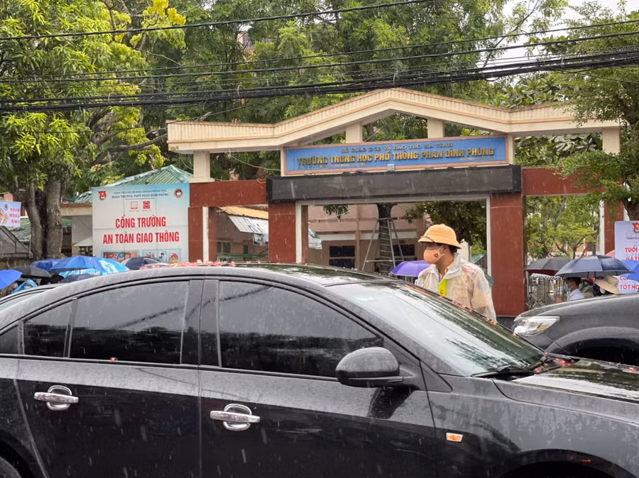 Lực lượng công an đảm bảo phân luồng tại các điểm thi.