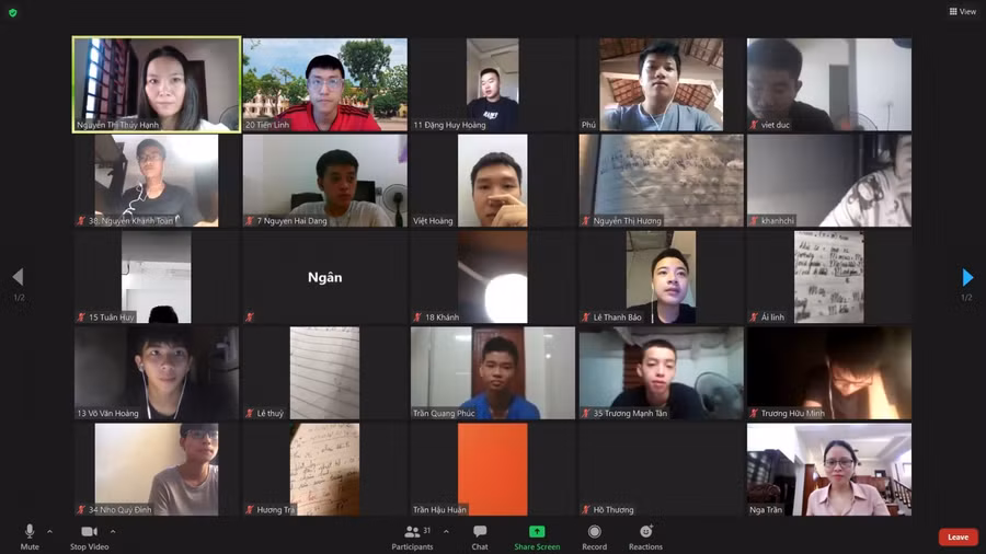 Học sinh, giáo viên Trường THPT Phan Đình Phùng ôn thi trực tuyến.
