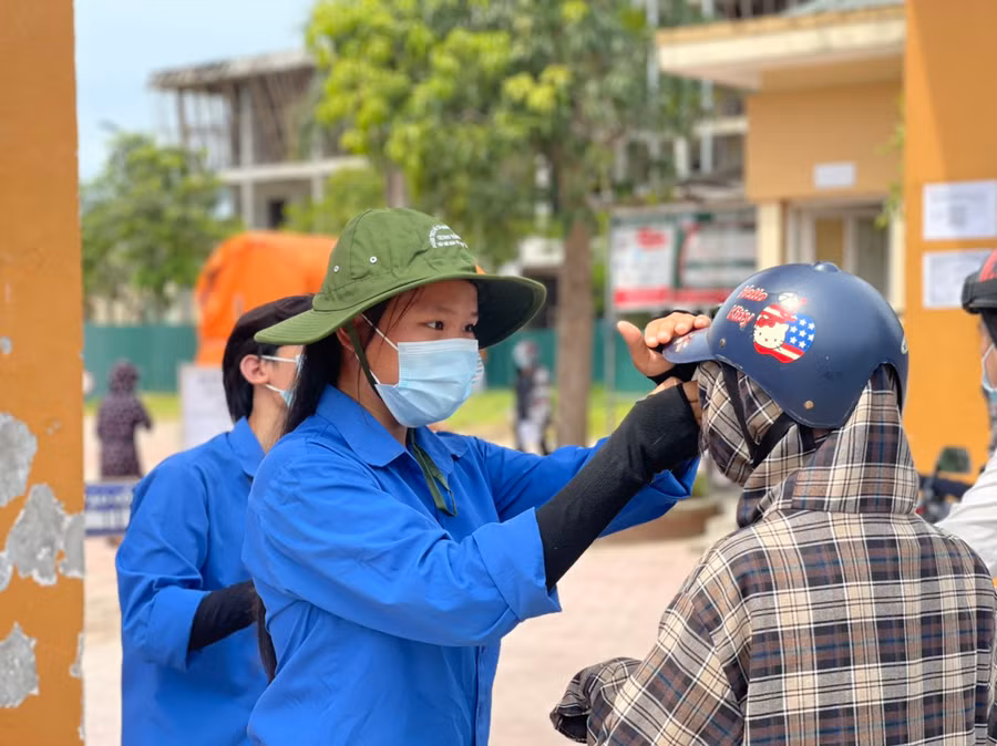 Kiểm tra thân nhiệt trước khi vào làm thủ tục dự thi.