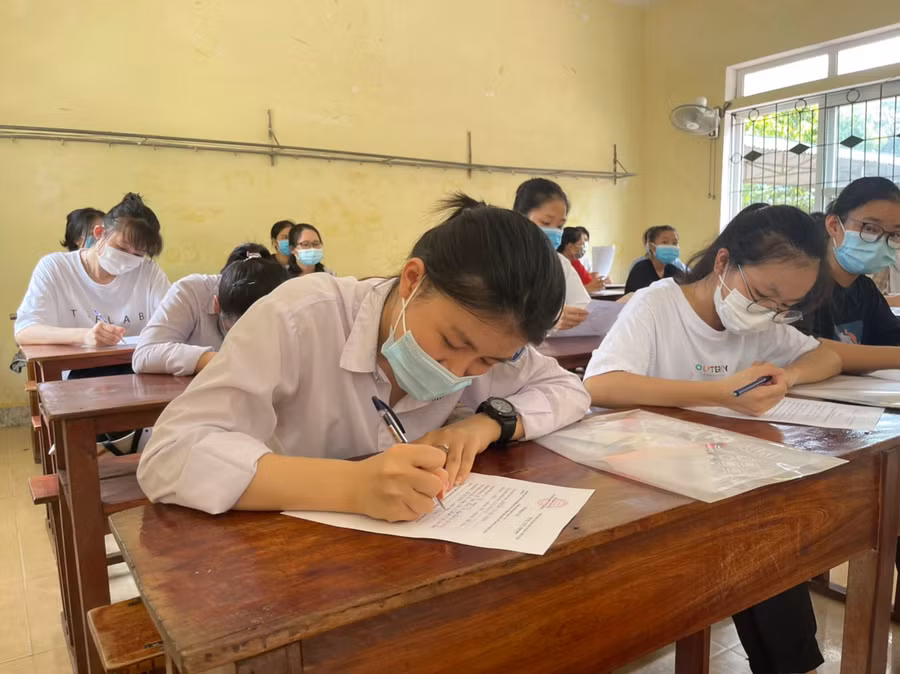 Thí sinh đăng ký thủ tục dự thi.